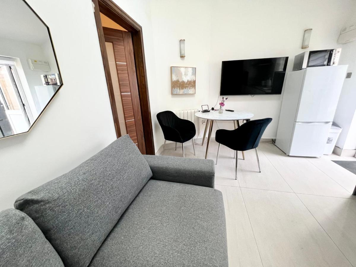 3 Cosy Homes Walking Distance To Mall With Parking Available To Book Separately 3 Bed House Or 1 Bed Or Сasa de vacaciones *