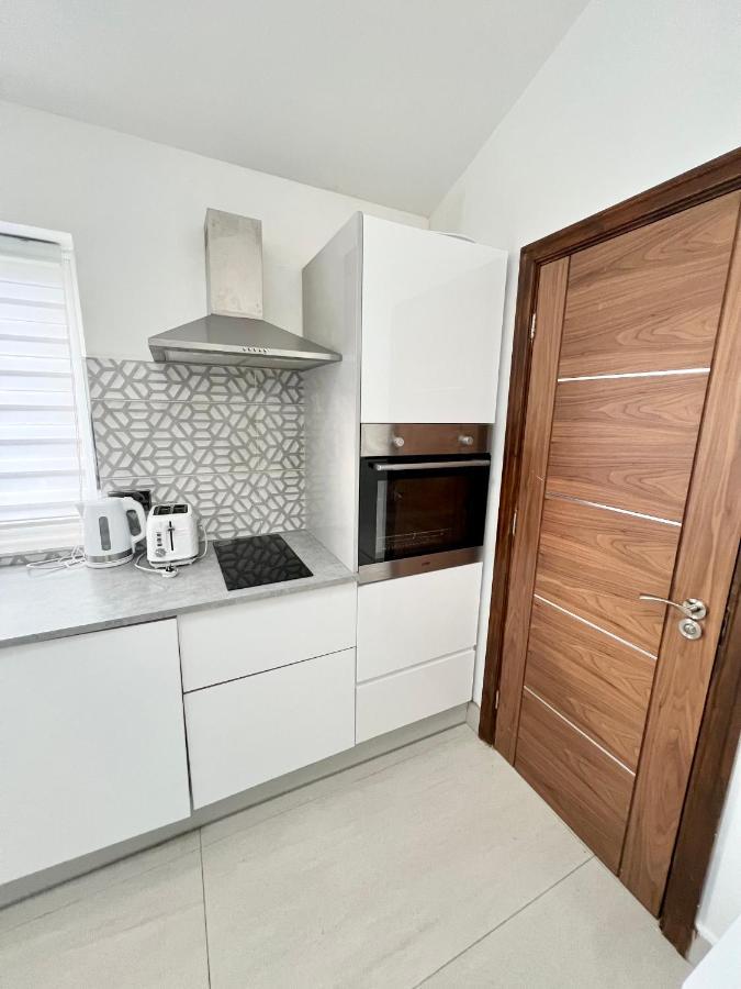3 Cosy Homes Walking Distance To Mall With Parking Available To Book Separately 3 Bed House Or 1 Bed Or *