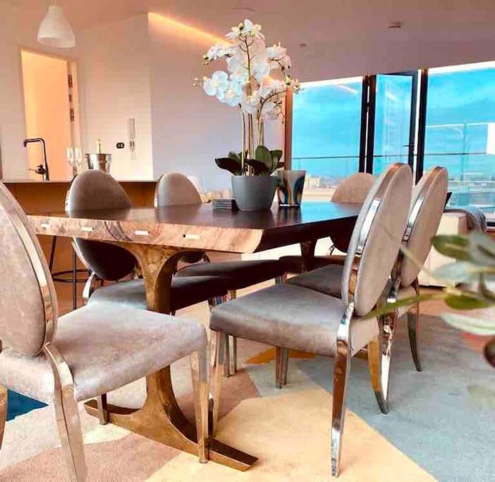 Large 3 Bed 3 Bathrooms Penthouse With Terrace And Views In Leilighet