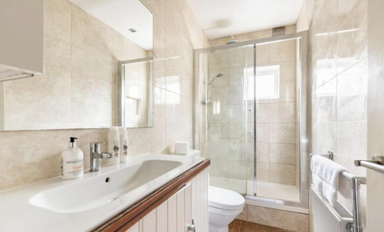 Earl's Court One Bedroom Flat *