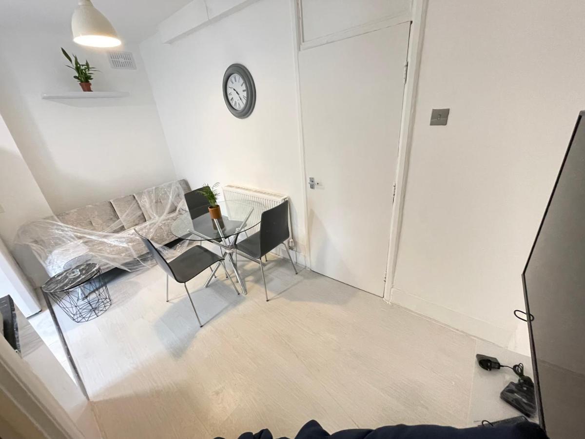 One Bedroom Flat Miles Apartment