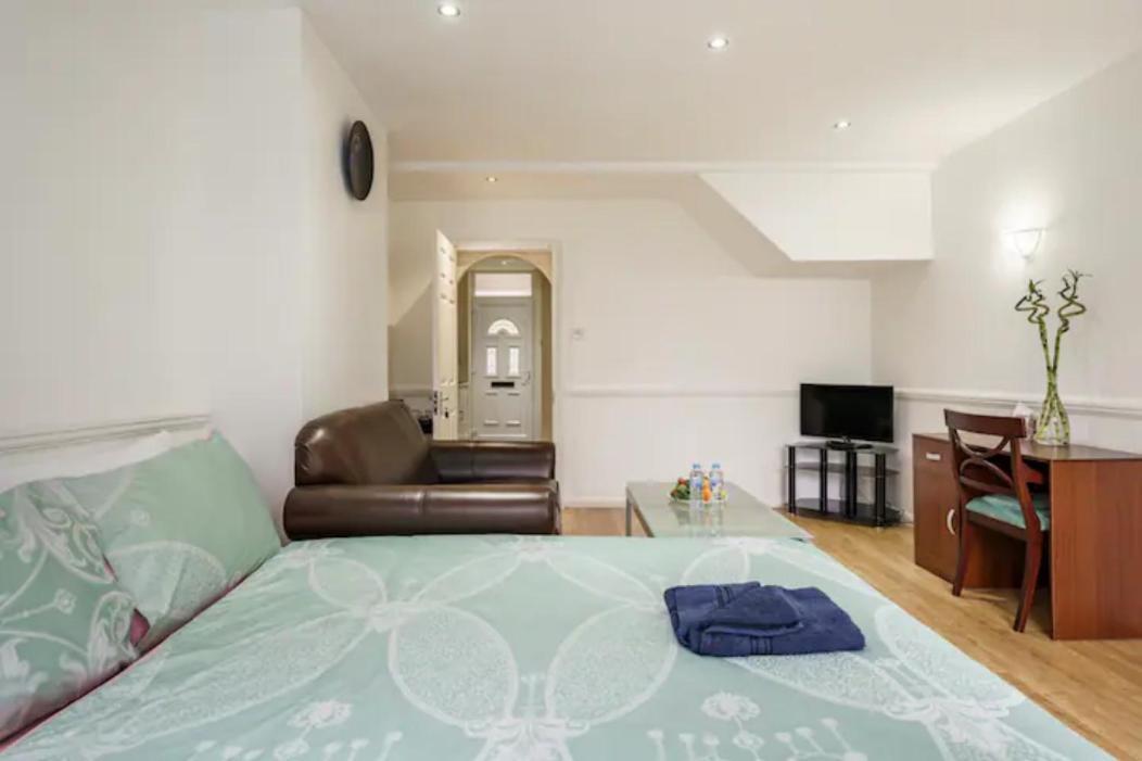 Eltar Hostle London