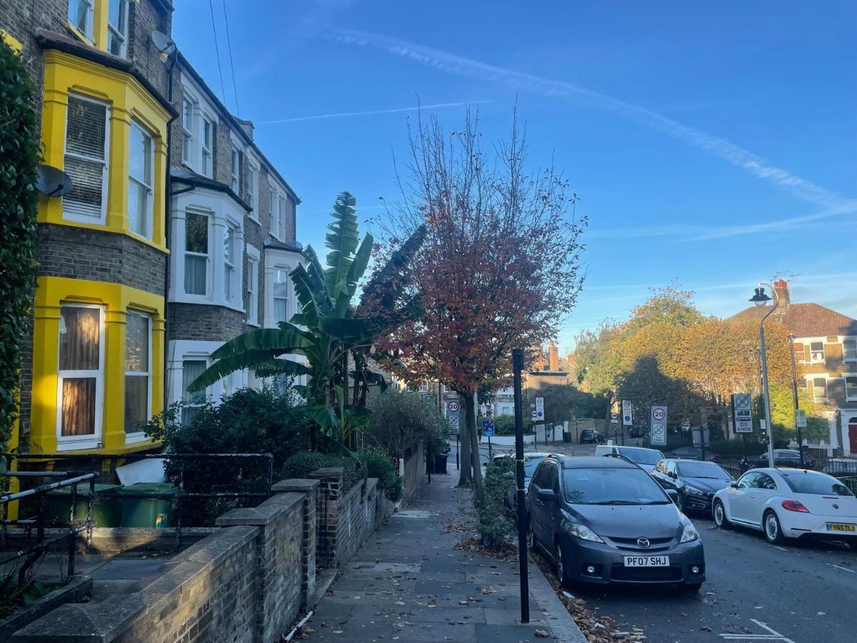 Double With Shared Bathroom In Private Self-contained Flat Will Share With One Other Person In Family House 2 Minutes Walk From Tufnell Park Tube Station 15 Minutes Walk From Camden Town Privat overnatting London