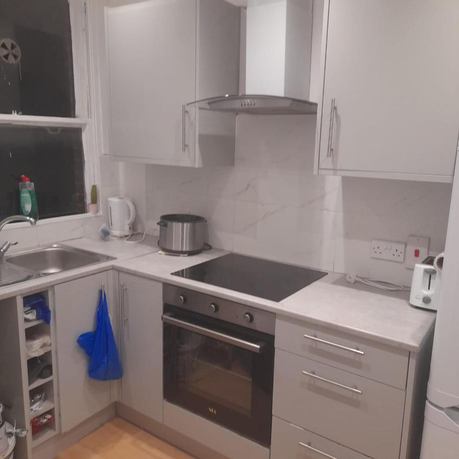 Privat overnatting Double With Shared Bathroom In Private Self-contained Flat Will Share With One Other Person In Family House 2 Minutes Walk From Tufnell Park Tube Station 15 Minutes Walk From Camden Town *