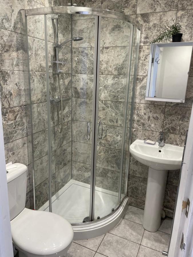 Privat overnatting Double With Shared Bathroom In Private Self-contained Flat Will Share With One Other Person In Family House 2 Minutes Walk From Tufnell Park Tube Station 15 Minutes Walk From Camden Town