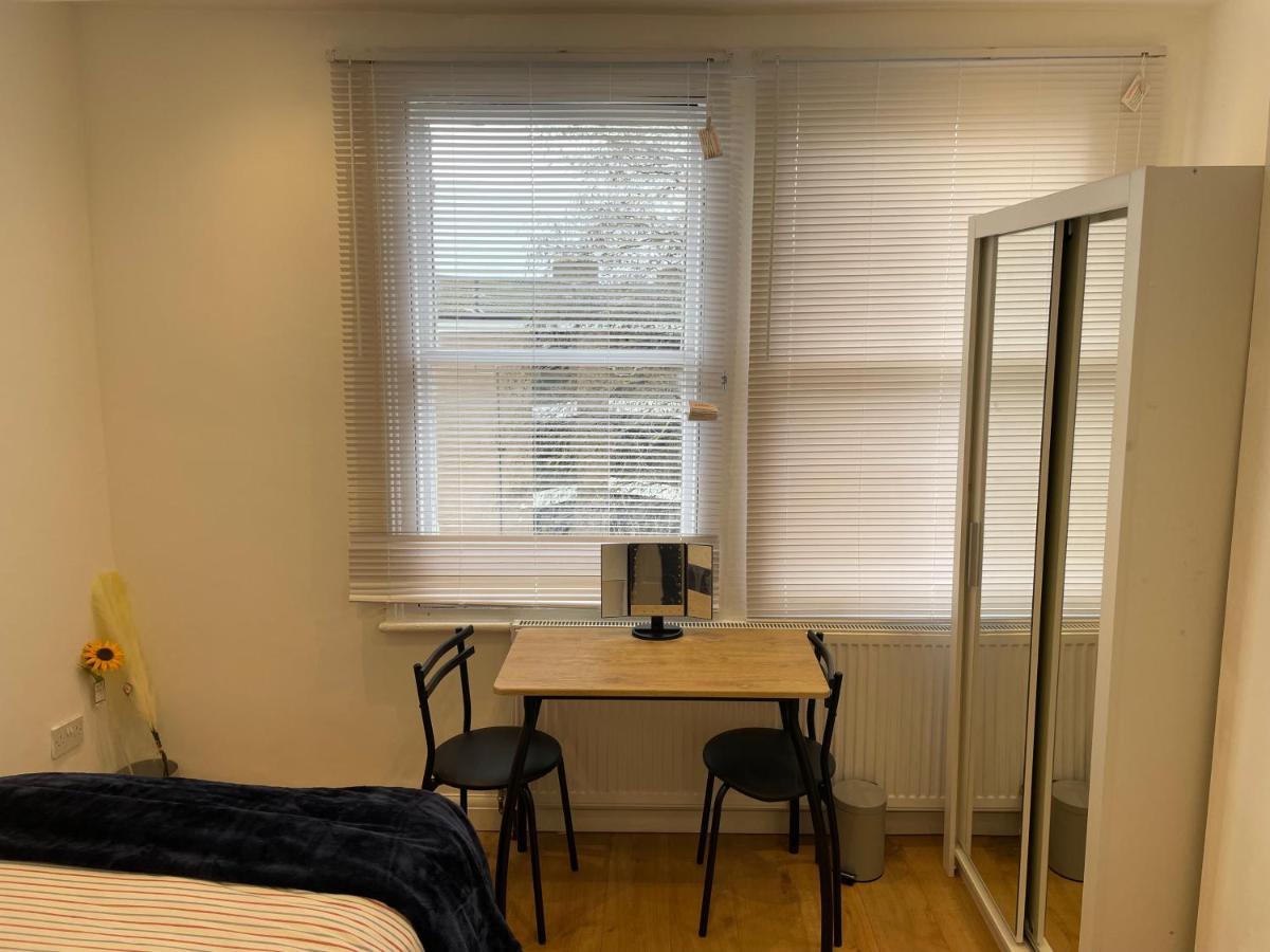 Double With Shared Bathroom In Private Self-contained Flat Will Share With One Other Person In Family House 2 Minutes Walk From Tufnell Park Tube Station 15 Minutes Walk From Camden Town Privat overnatting London