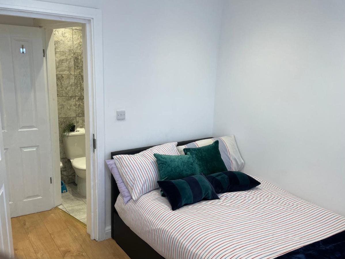 Privat overnatting Double With Shared Bathroom In Private Self-contained Flat Will Share With One Other Person In Family House 2 Minutes Walk From Tufnell Park Tube Station 15 Minutes Walk From Camden Town