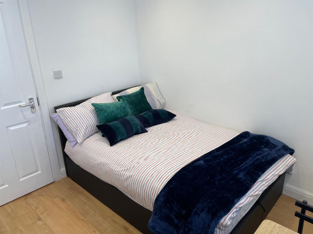 Privat overnatting Double With Shared Bathroom In Private Self-contained Flat Will Share With One Other Person In Family House 2 Minutes Walk From Tufnell Park Tube Station 15 Minutes Walk From Camden Town