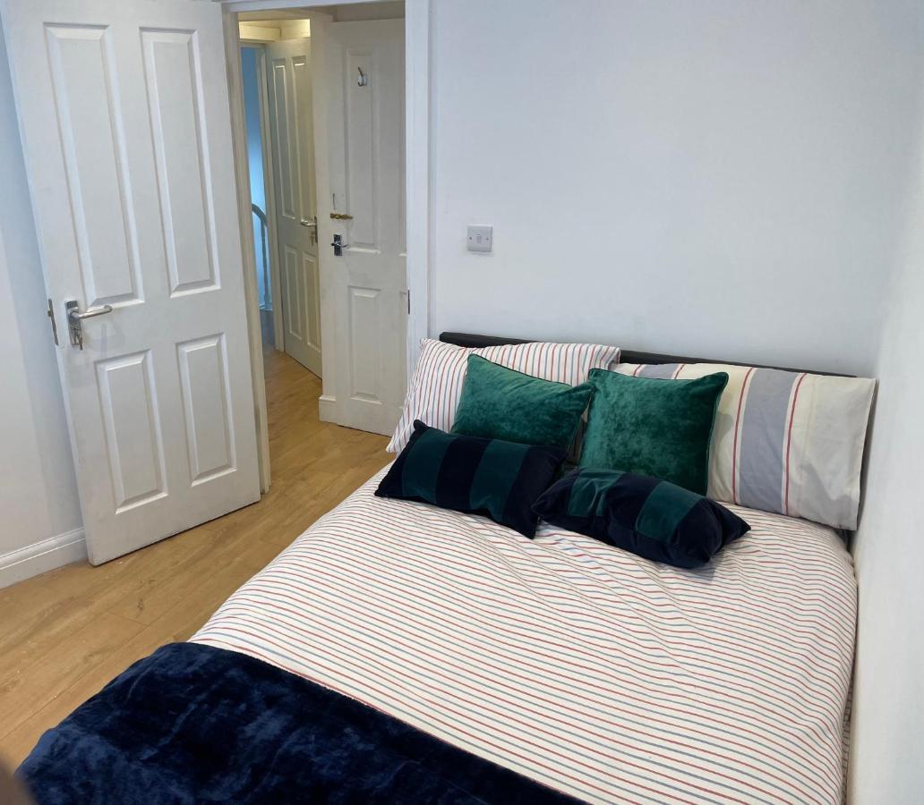 Double With Shared Bathroom In Private Self-contained Flat Will Share With One Other Person In Family House 2 Minutes Walk From Tufnell Park Tube Station 15 Minutes Walk From Camden Town Privat overnatting *