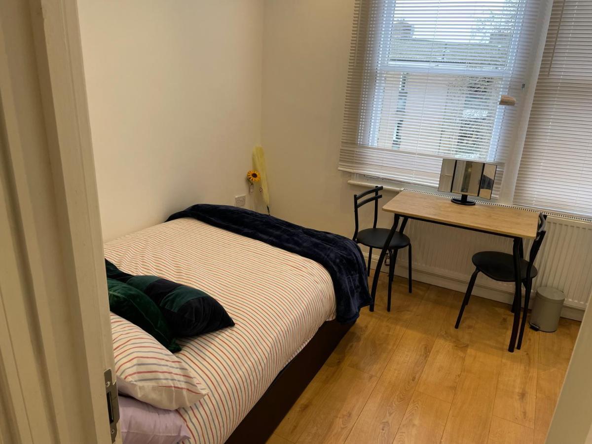 Double With Shared Bathroom In Private Self-contained Flat Will Share With One Other Person In Family House 2 Minutes Walk From Tufnell Park Tube Station 15 Minutes Walk From Camden Town * London