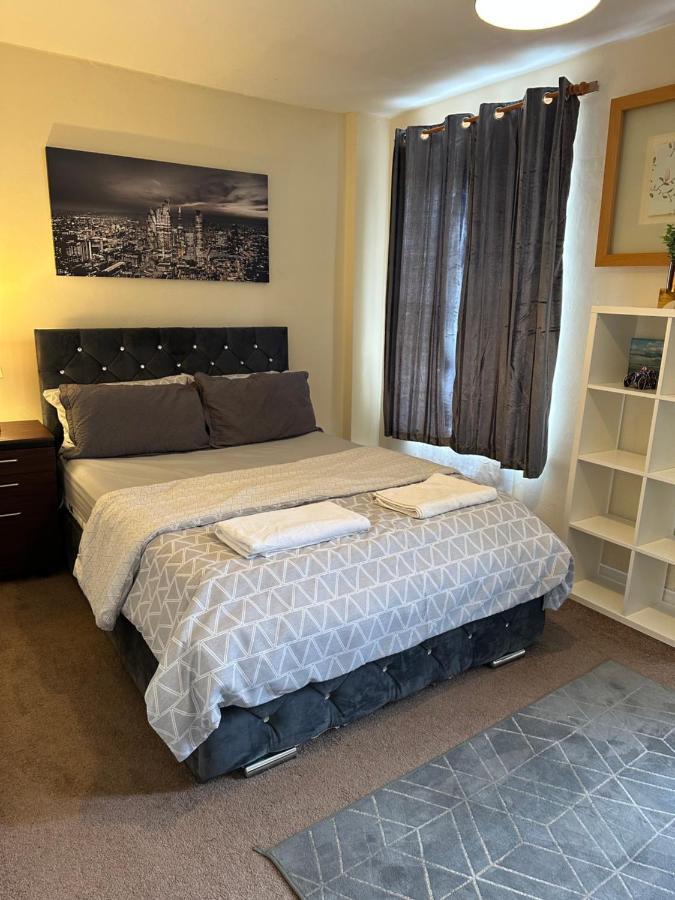Amazing And Lovely 2- Bedroom First Floor Flat Londen