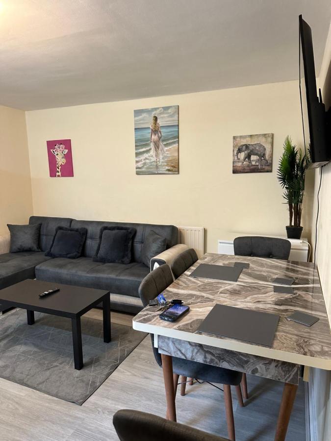 Leilighet Amazing And Lovely 2- Bedroom First Floor Flat *