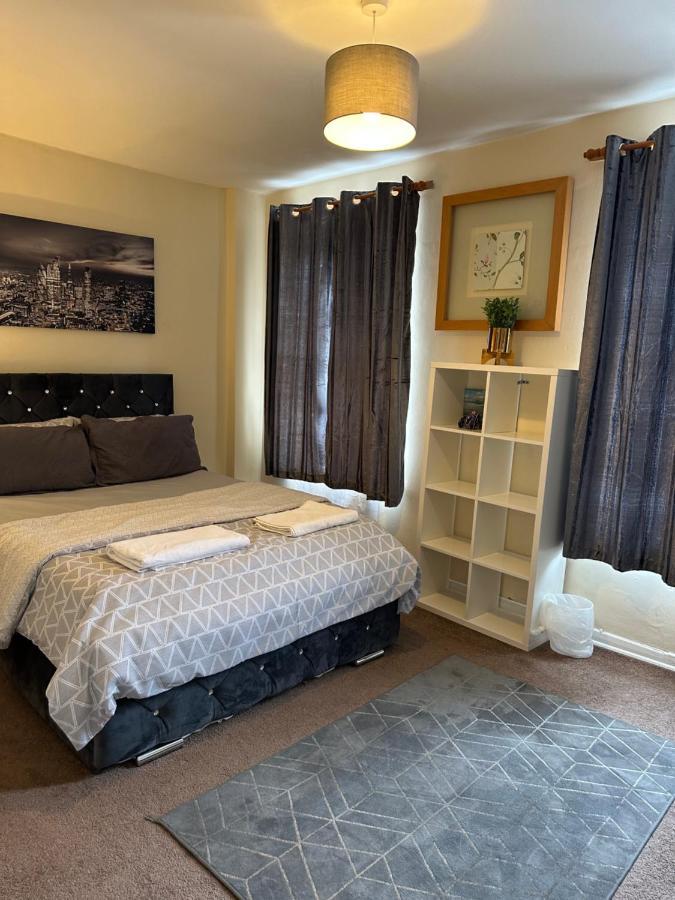 Amazing And Lovely 2- Bedroom First Floor Flat Leilighet London