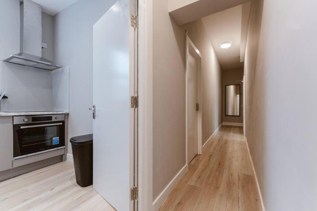Stylish Kitchenette In London's Vibrant Holloway District Apartment London