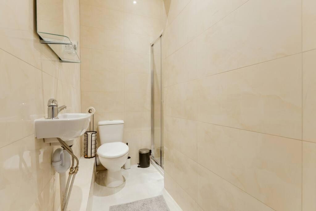 Apartment Stylish Kitchenette In London's Vibrant Holloway District *