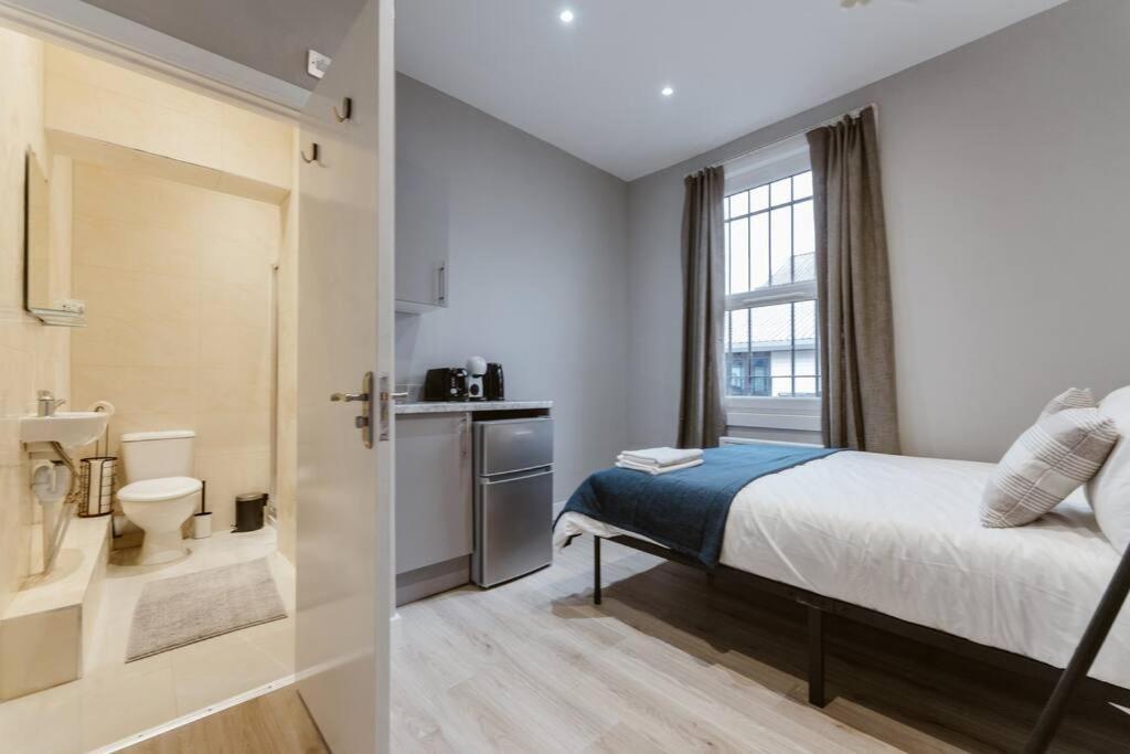 Apartment Stylish Kitchenette In London's Vibrant Holloway District