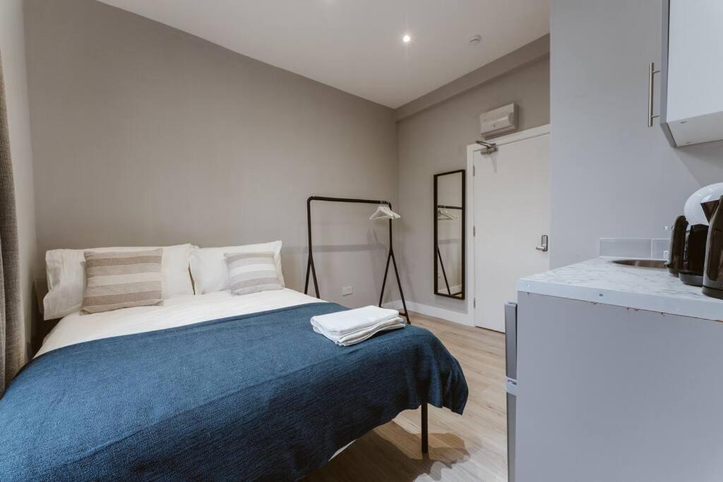 Stylish Kitchenette In London's Vibrant Holloway District *