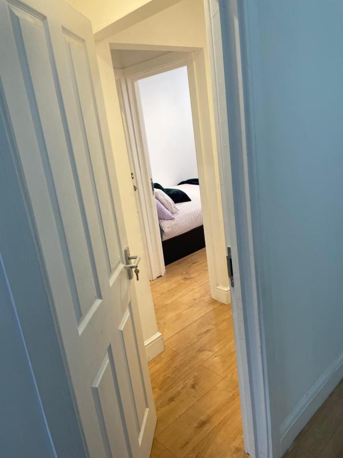 Double With Shared Bathroom In Private Self-contained Flat Will Share With One Other Person In Family House 2 Minutes Walk From Tufnell Park Tube Station 15 Minutes Walk From Camden Town Privat overnatting