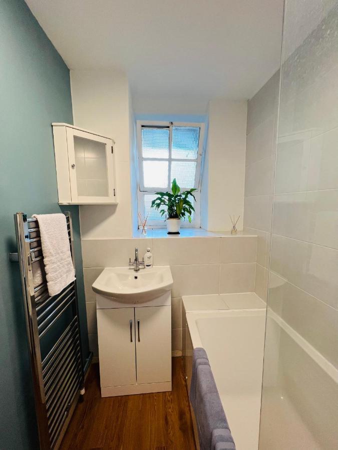 Cosy Bedroom Near Oval Station - Shared Bathroom Accommodatie bij particulieren Londen
