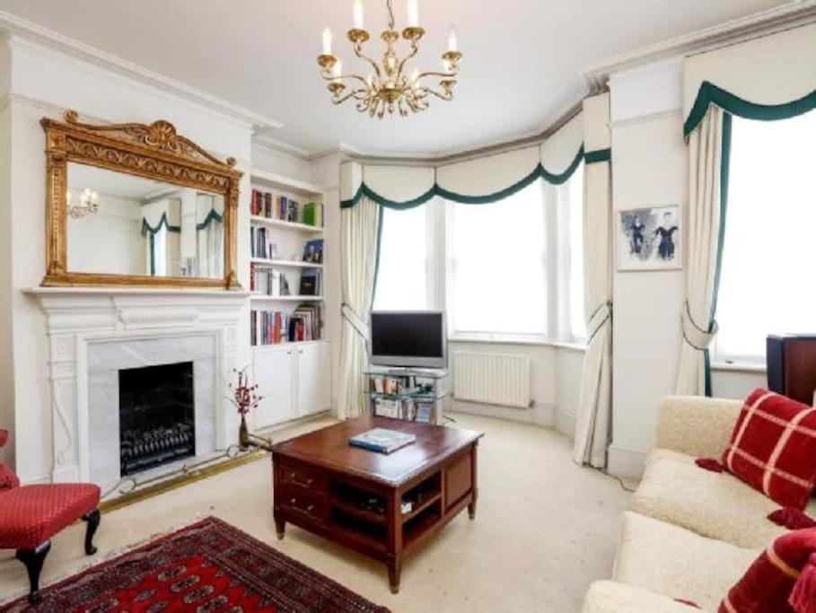 Large 3 Bed Flat In Wimbledon *