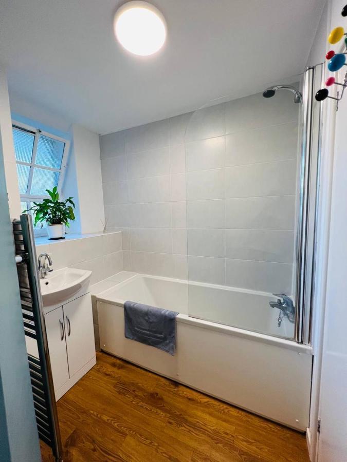 Accommodatie bij particulieren Cosy Bedroom Near Oval Station - Shared Bathroom Londen