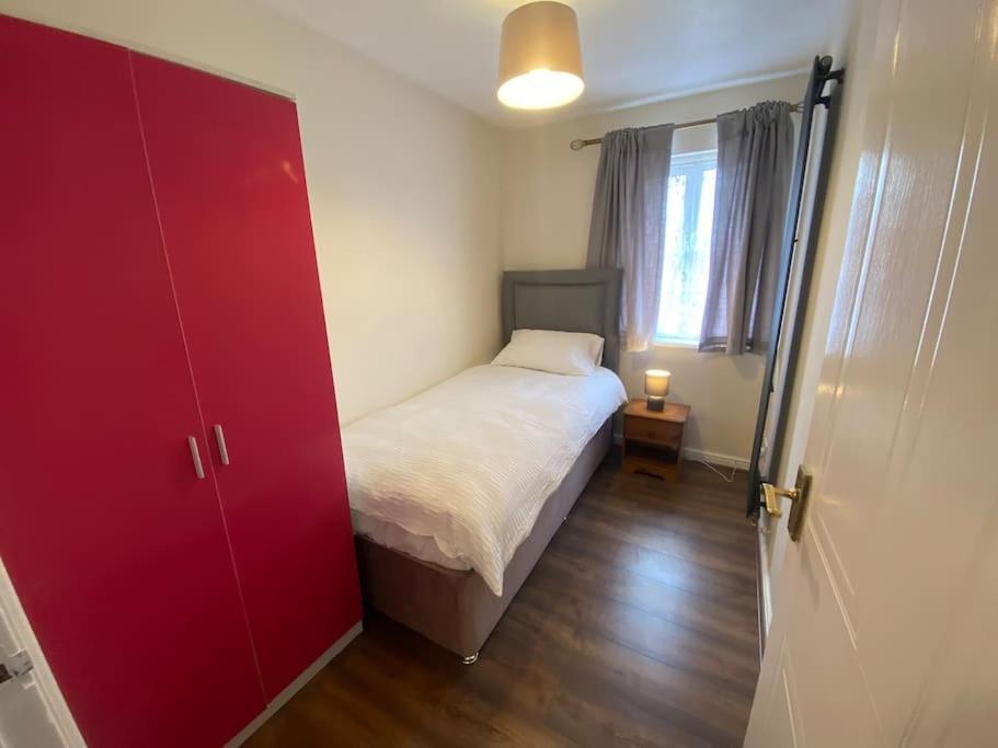 Beautiful 3 Bedroom House With The Transport Links To London, The Excel Centre, Canary Wharf, The O2! With A Driveway And Private Garden!