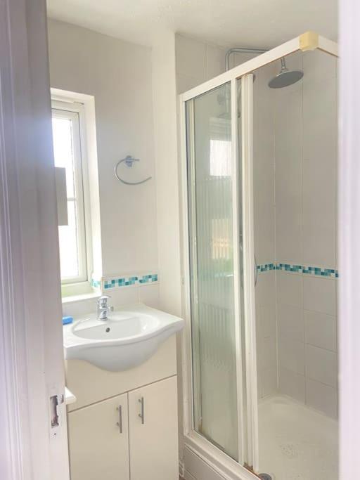 Beautiful 3 Bedroom House With The Transport Links To London, The Excel Centre, Canary Wharf, The O2! With A Driveway And Private Garden! Apartamento Londres