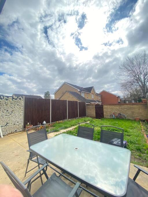 Beautiful 3 Bedroom House With The Transport Links To London, The Excel Centre, Canary Wharf, The O2! With A Driveway And Private Garden! Apartamento *