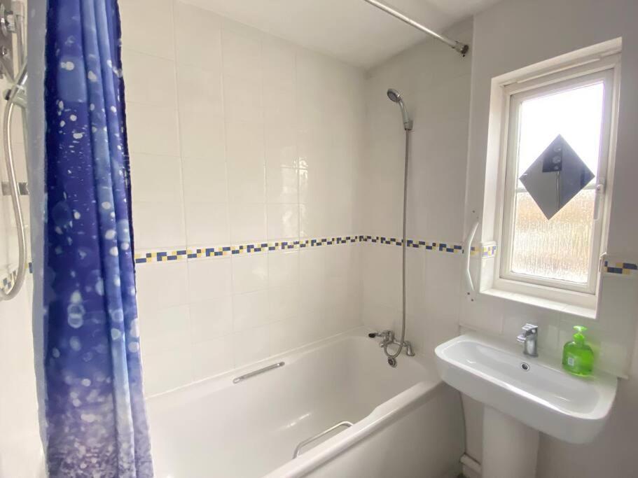 Beautiful 3 Bedroom House With The Transport Links To London, The Excel Centre, Canary Wharf, The O2! With A Driveway And Private Garden! Apartamento Londres