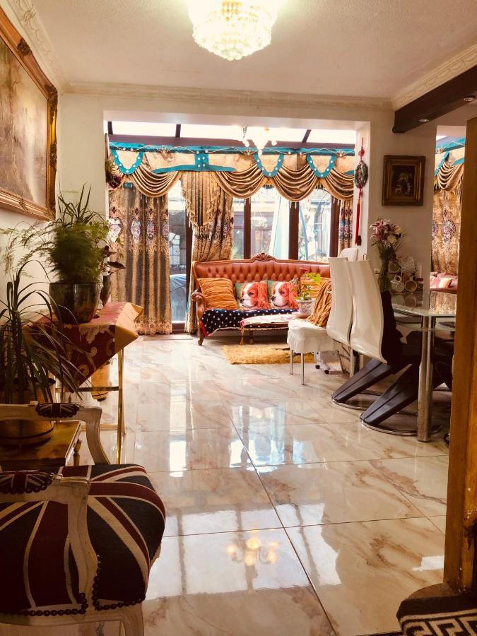Ferienhaus Cheerful 4 Bedroom House With Garden Free Parking *