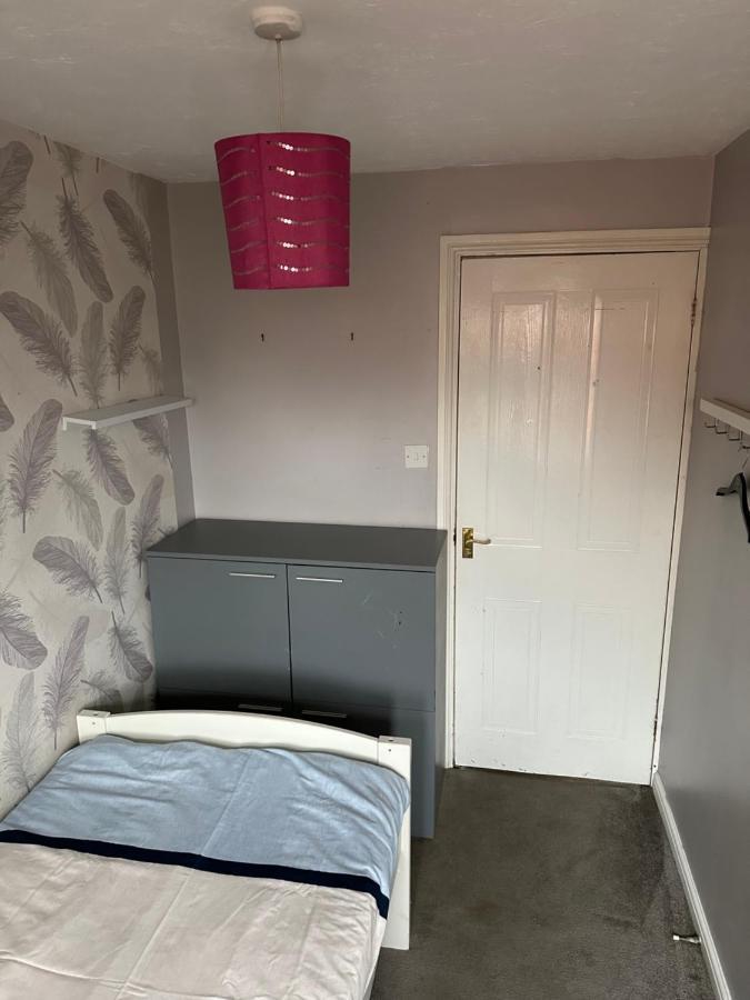Holiday home Lovely 3 Bed Semi Detached House With Off Street Parking Located In A Quiet Close London