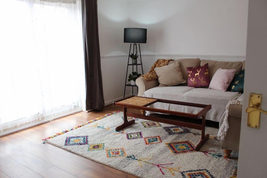 Beautiful 3 Bedroom House With The Transport Links To London, The Excel Centre, Canary Wharf, The O2! With A Driveway And Private Garden! Apartamento