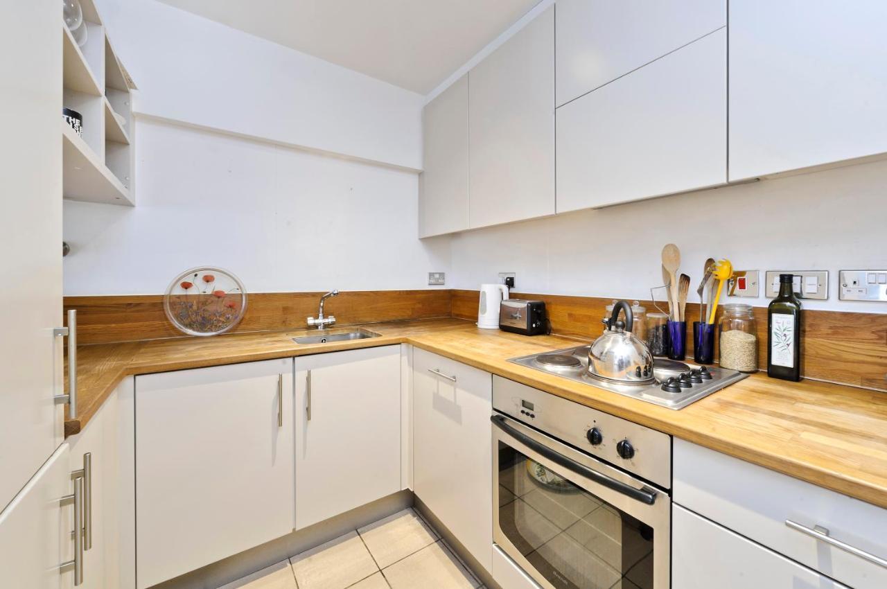 Large One Bedroom Flat With Balcony Close To The By Underthedoormat Londen