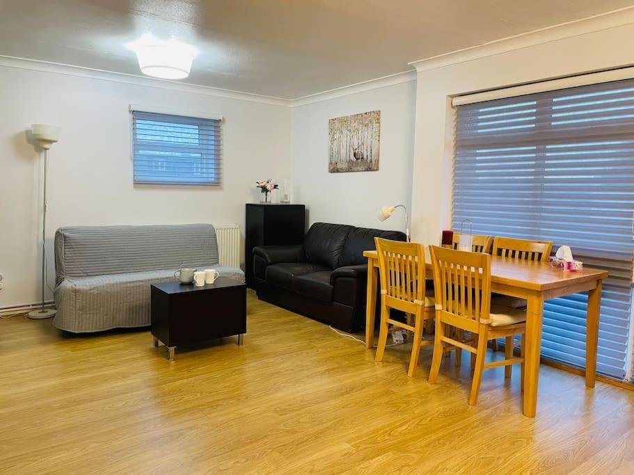 Apartment Cosy Spacious 2 Bedrooms With Dedicated Off Street Parking London