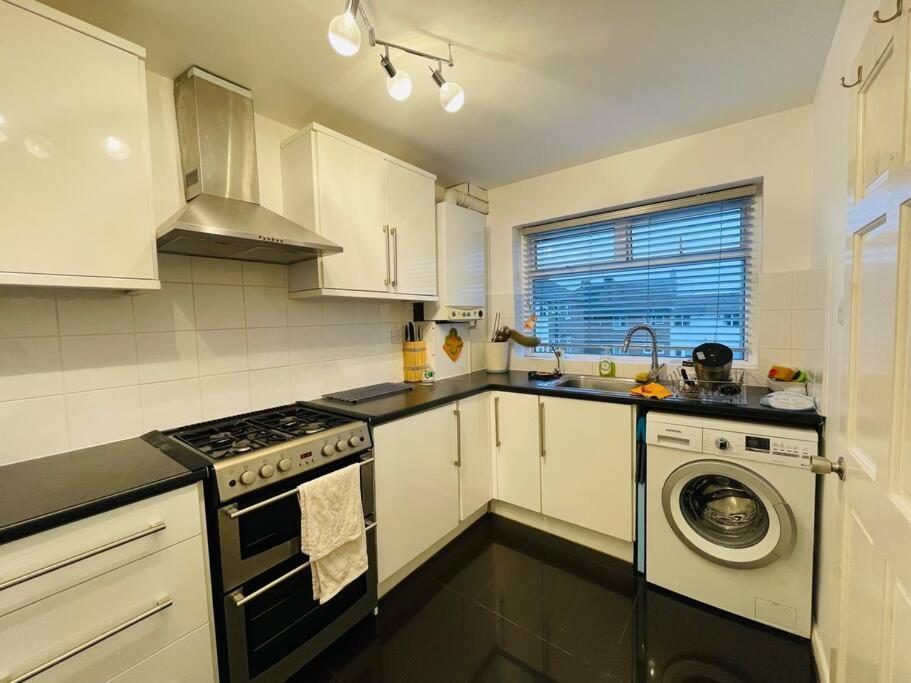 Cosy Spacious 2 Bedrooms With Dedicated Off Street Parking Apartment