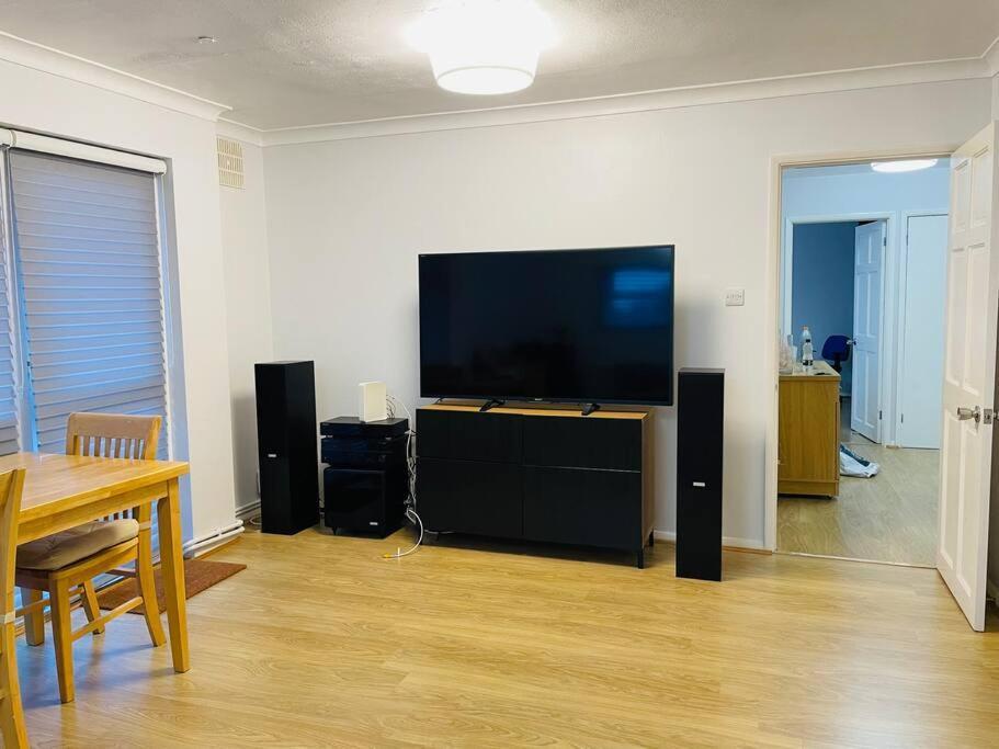 Apartment Cosy Spacious 2 Bedrooms With Dedicated Off Street Parking