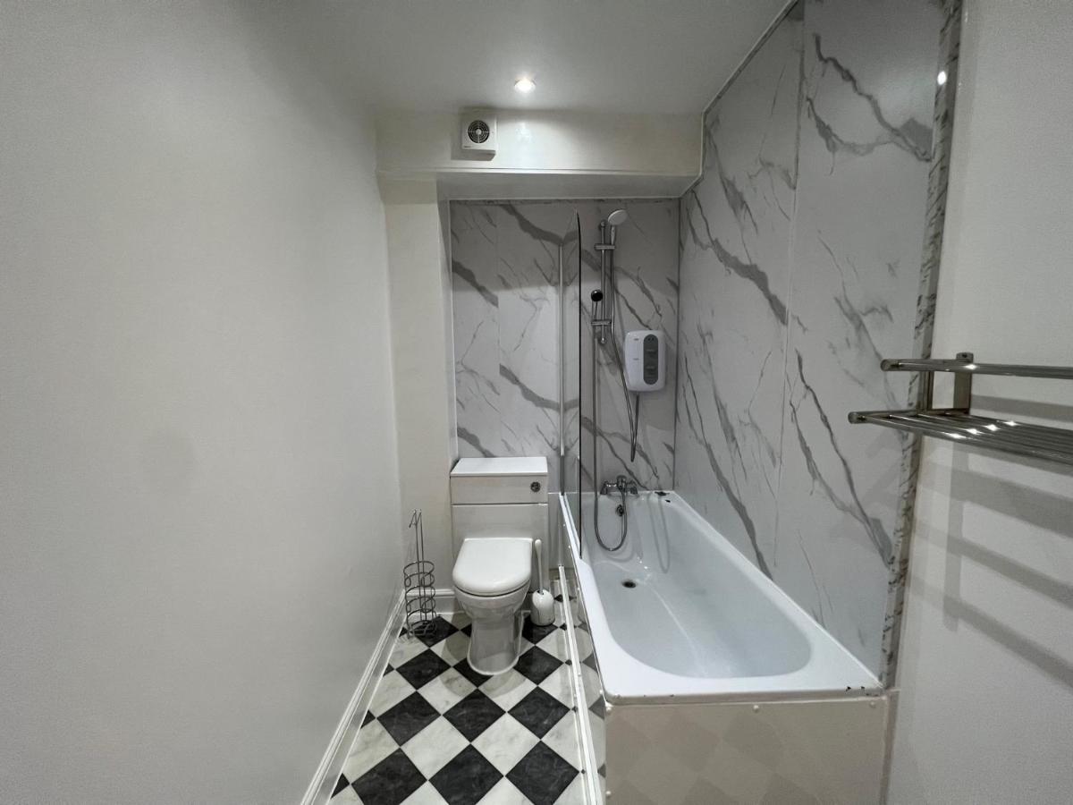 Lovely 2 Bedroom With Balcony - Leilighet London