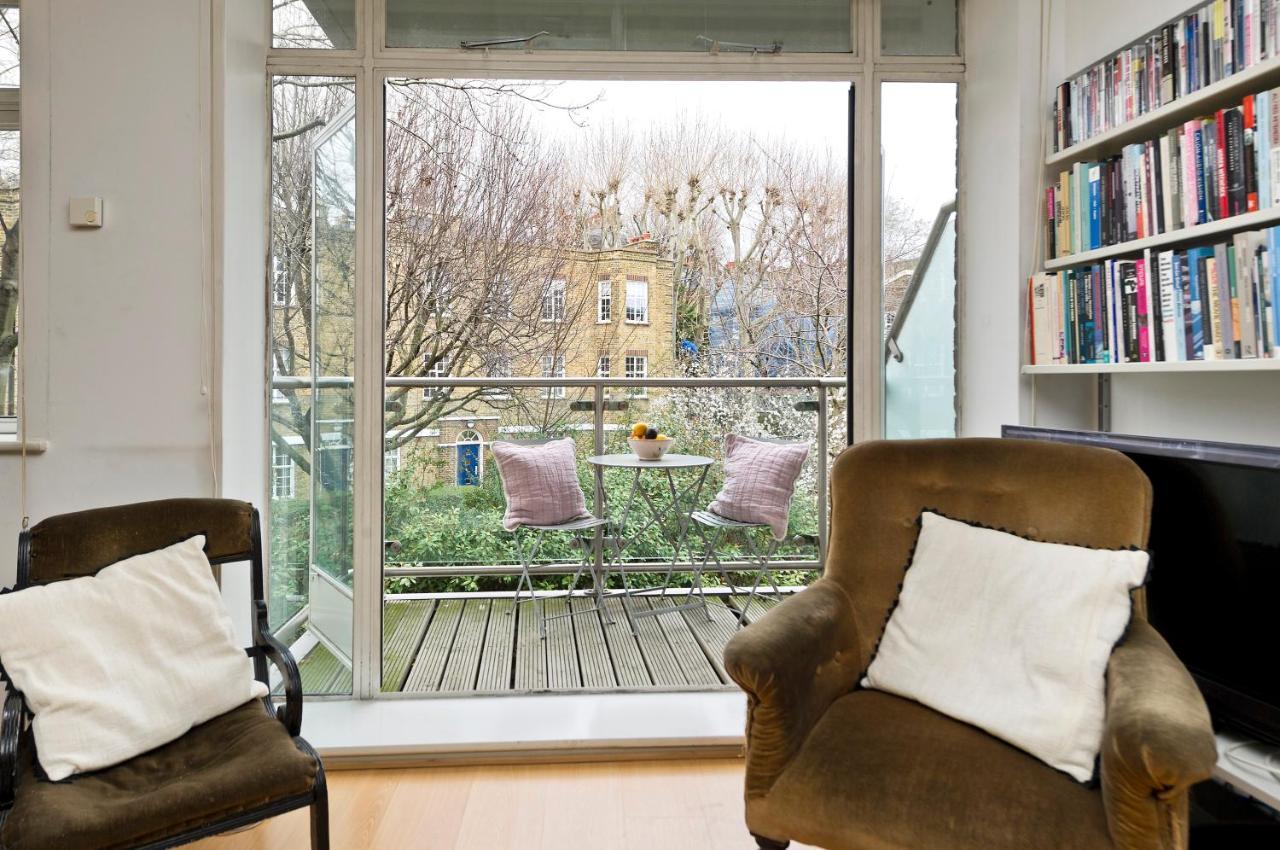 Large One Bedroom Flat With Balcony Close To The By Underthedoormat Appartement Londen