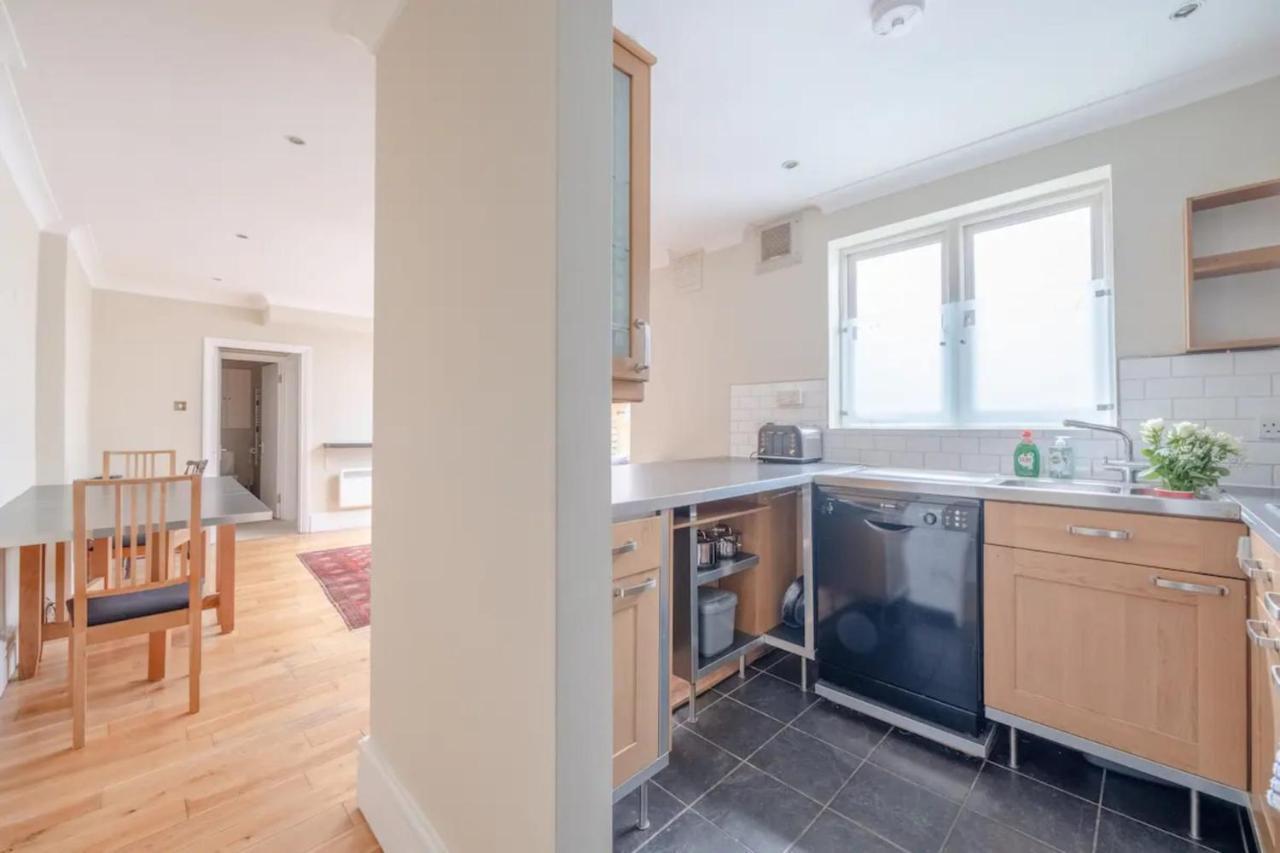 Lovely 1 Bedroom With Patio - 10 Mins From Hyde Park Apartment