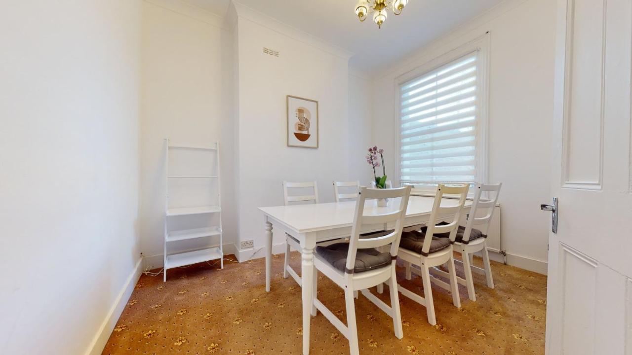 Cheerful 4 Bedroom Victorian House With Back Courtyard Holiday home