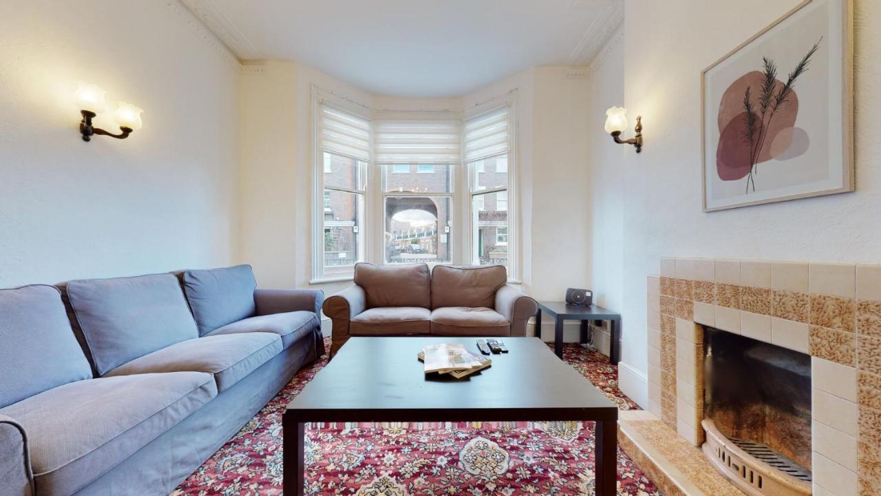 Holiday home Cheerful 4 Bedroom Victorian House With Back Courtyard London