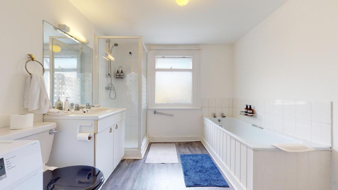 Holiday home Cheerful 4 Bedroom Victorian House With Back Courtyard