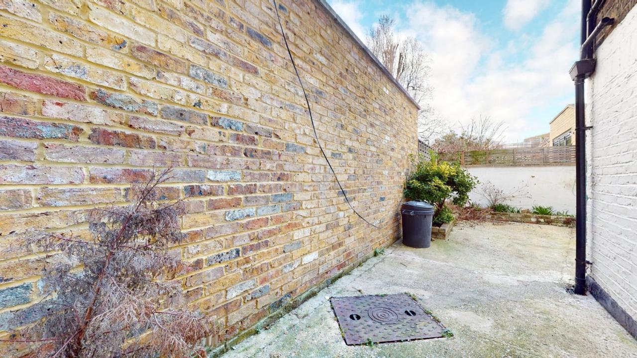 Holiday home Cheerful 4 Bedroom Victorian House With Back Courtyard *