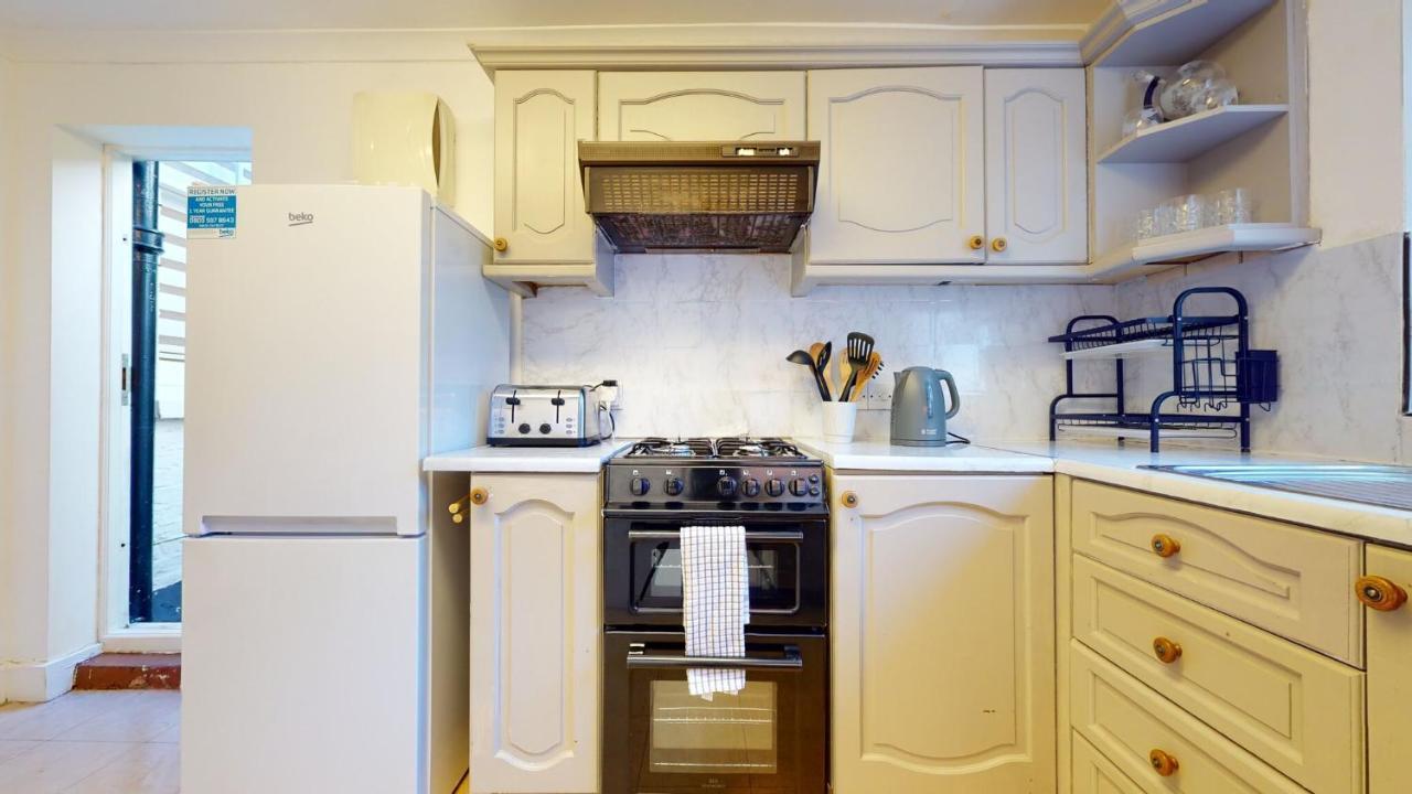 Holiday home Cheerful 4 Bedroom Victorian House With Back Courtyard