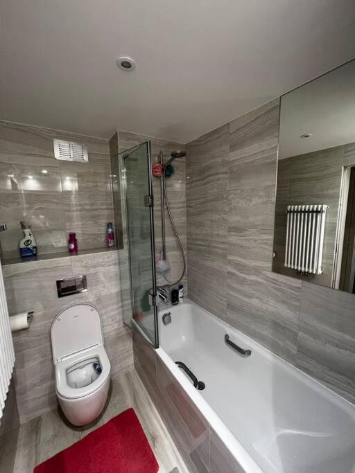 Stylish One Bedroom Flat Furnished Apartment *
