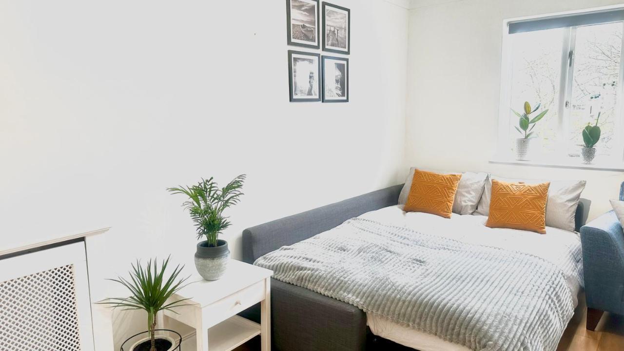 Amazing Location - Of London- 2 Bedroom Stunning Canal View House With Private Garden,parking & Balcony London