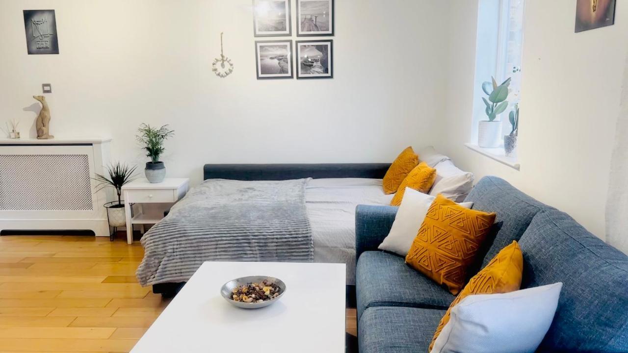 Amazing Location - Of London- 2 Bedroom Stunning Canal View House With Private Garden,parking & Balcony London