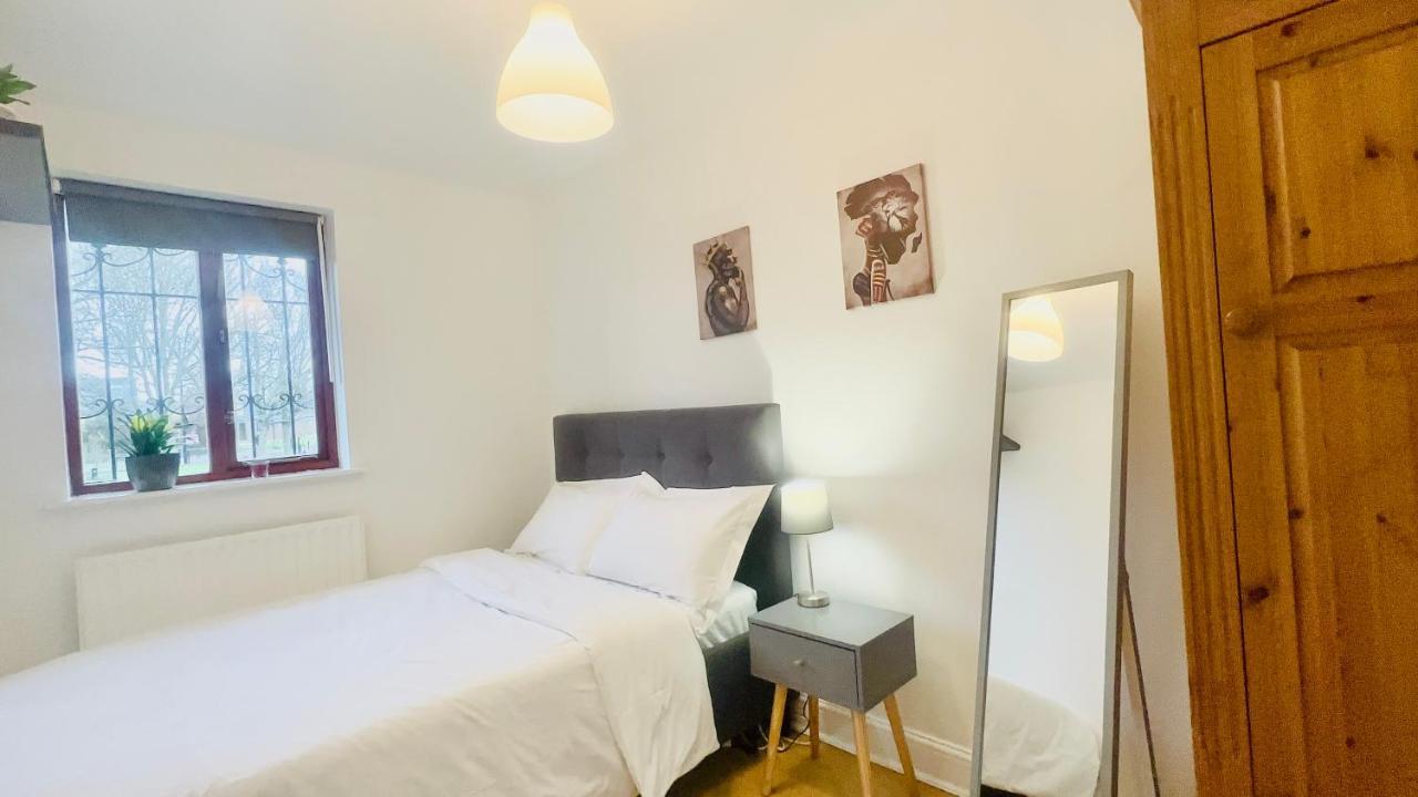 Amazing Location - Of London- 2 Bedroom Stunning Canal View House With Private Garden,parking & Balcony * London