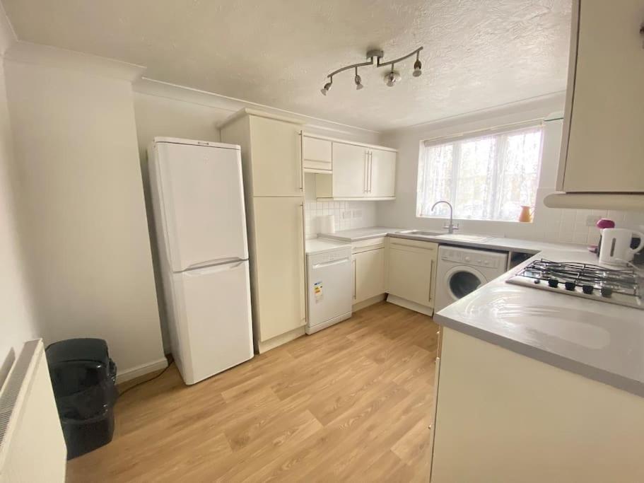 Beautiful 3 Bedroom House With The Transport Links To London, The Excel Centre, Canary Wharf, The O2! With A Driveway And Private Garden! Apartamento