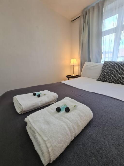 Elegant 2 Bed, 2 Bath London